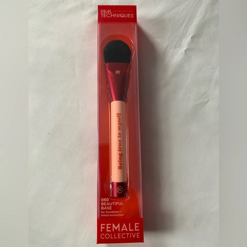 Makeup brush from Real Techniques!! Beautiful base foundations, tinted spf ⭐️